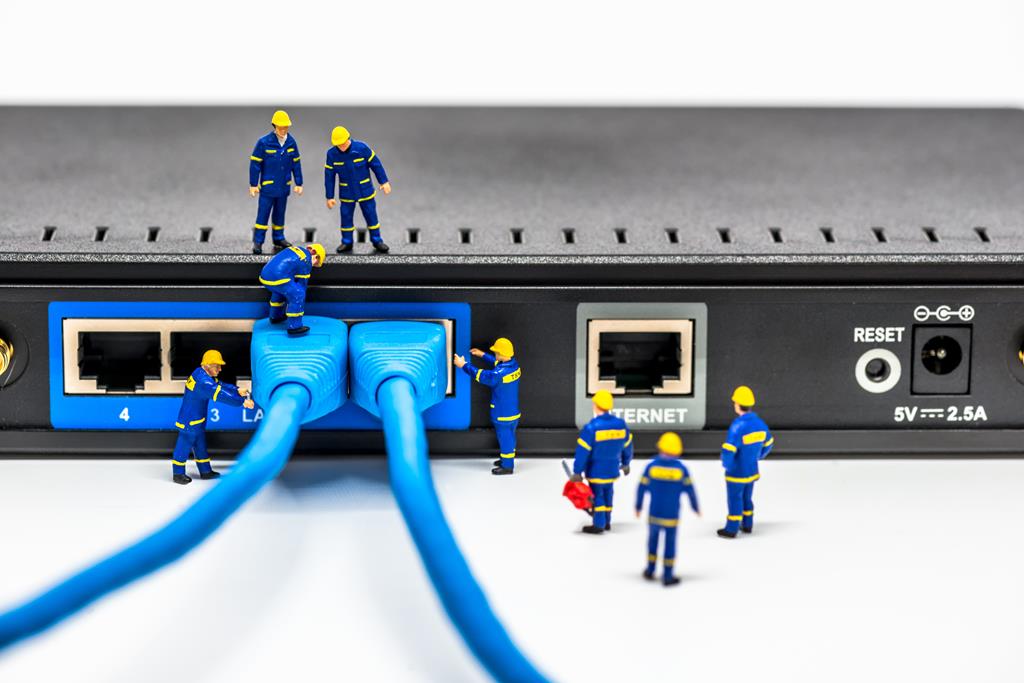 Group of engineers connecting fiber network cables. Macro photo systemy alarmowe Kraków